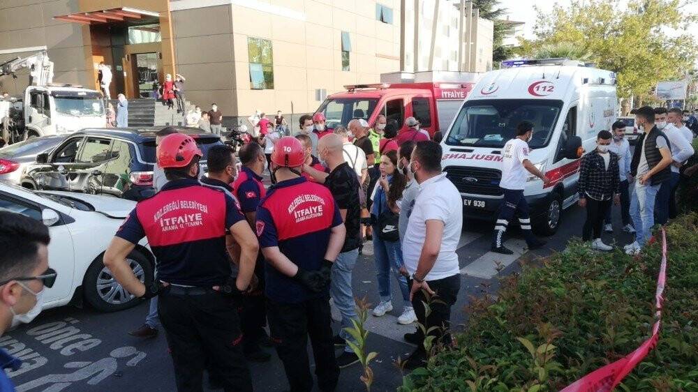 Önce araca sonra yayalara çarptı: 3 yaralı