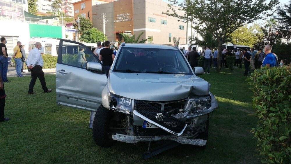 Önce araca sonra yayalara çarptı: 3 yaralı