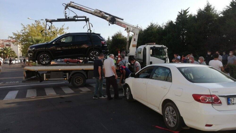 Önce araca sonra yayalara çarptı: 3 yaralı