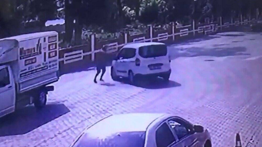 El freni çekilmemiş aracı durdurmak için önüne atladı