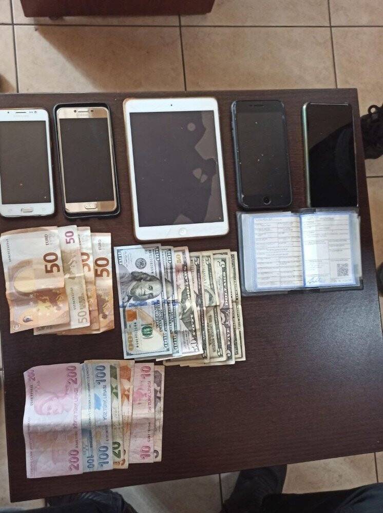 Polis kılığına girip yabancı turistleri soydular