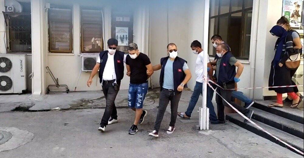 Polis kılığına girip yabancı turistleri soydular