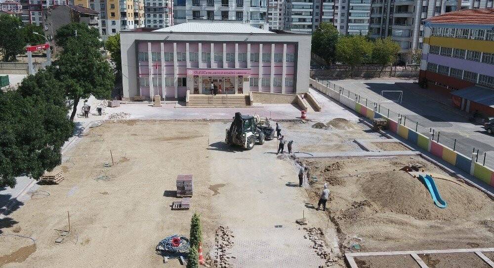 Selçuklu'da çalışmalar devam ediyor! Anaokullarında çevre düzenlemesi