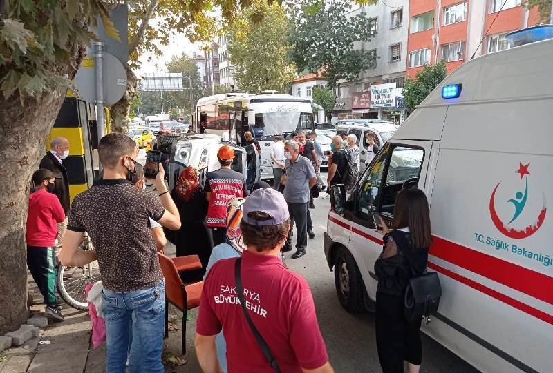 Servis otobüsüne  çarpan cip yan yattı