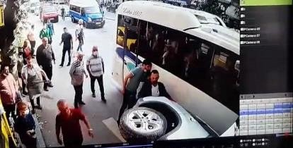 Servis otobüsüne  çarpan cip yan yattı