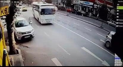 Servis otobüsüne  çarpan cip yan yattı