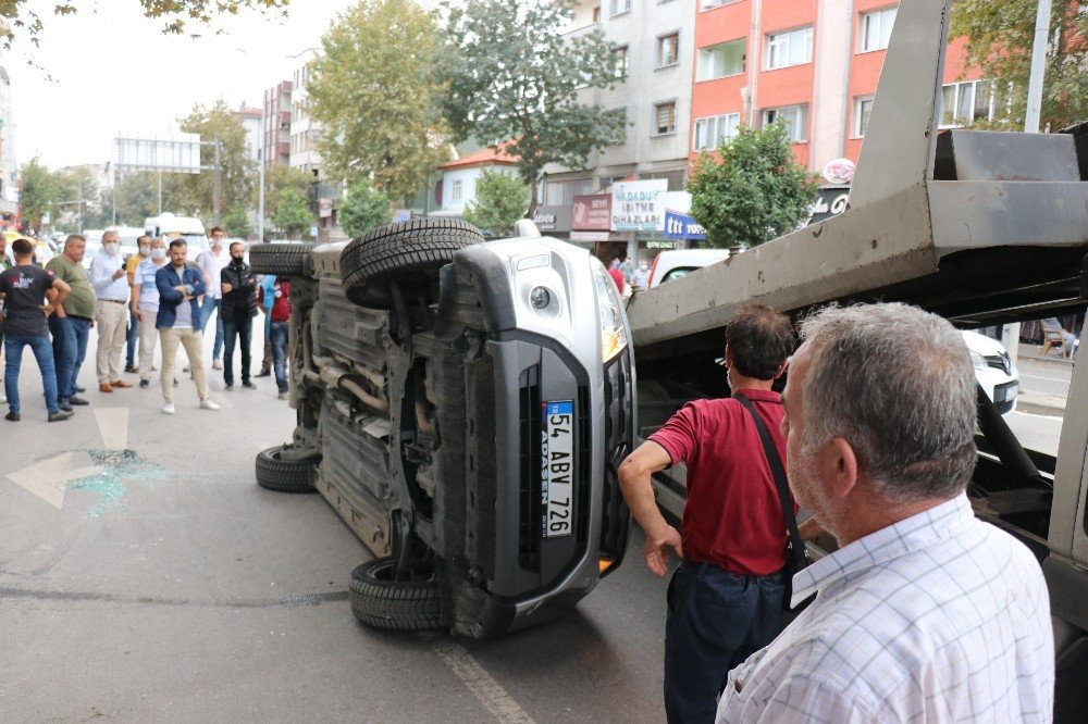 Servis otobüsüne  çarpan cip yan yattı