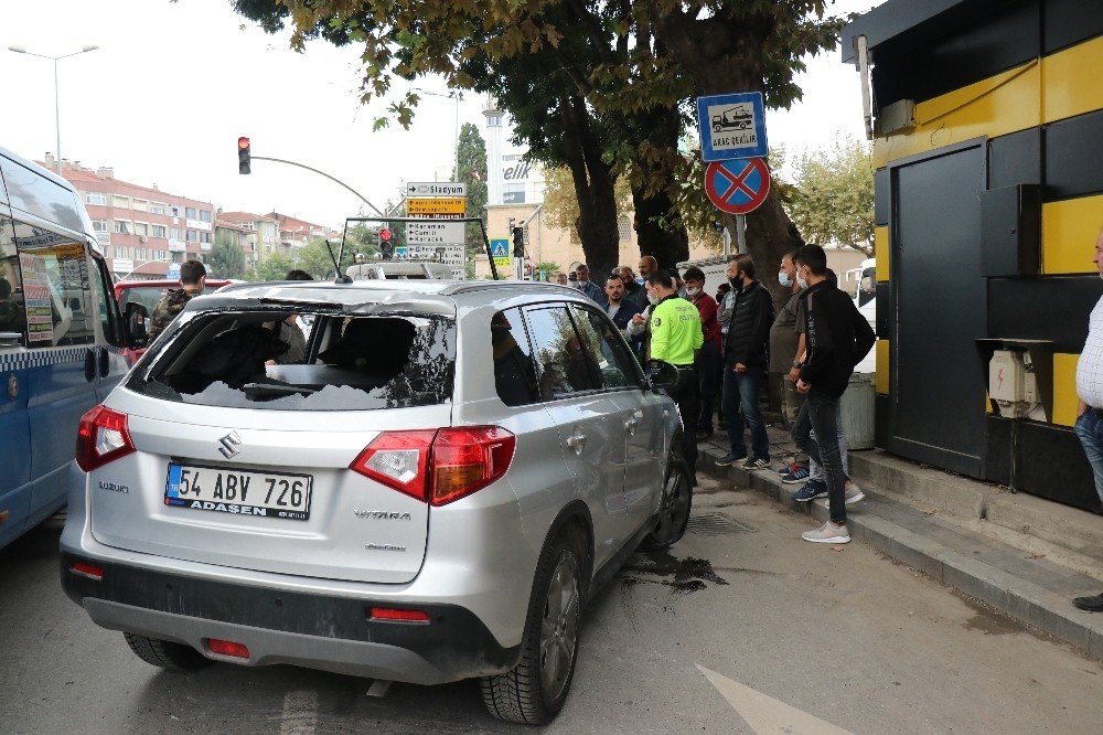 Servis otobüsüne  çarpan cip yan yattı