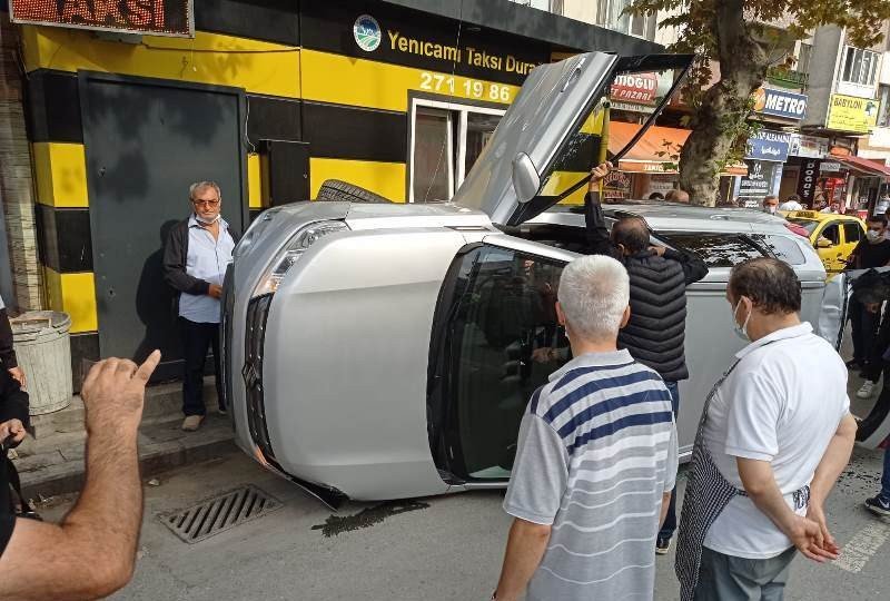 Servis otobüsüne  çarpan cip yan yattı