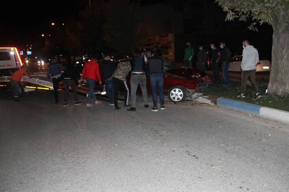 Konya Beyşehir'de kontrolden çıkan otomobil ağaca çarptı: 1 yaralı