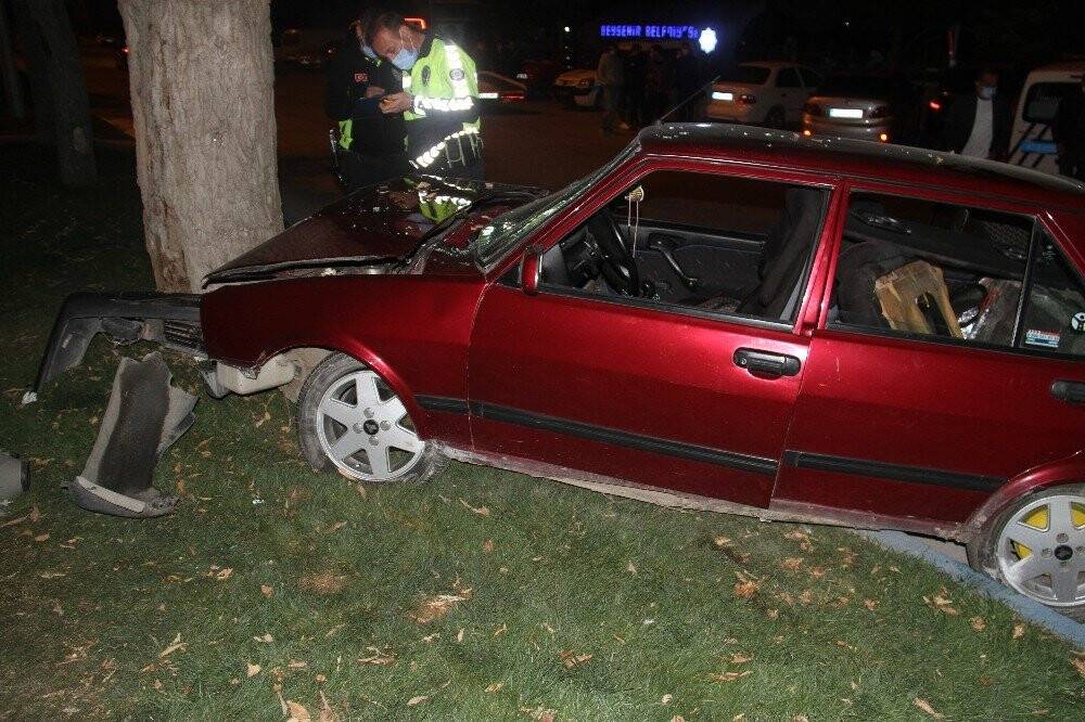 Konya Beyşehir'de kontrolden çıkan otomobil ağaca çarptı: 1 yaralı