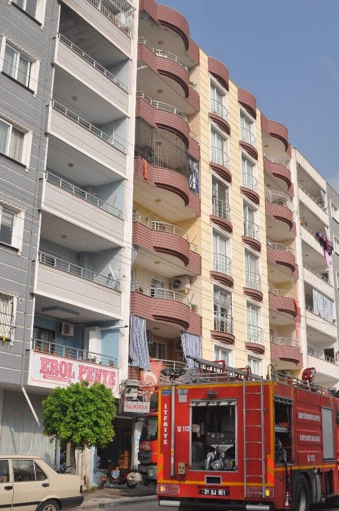 Evindeki yangını söndürmeye çalışan yaşlı adam dumandan etkilendi