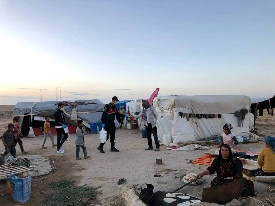 Konya'da tarım işçilerine maske ve dezenfektan