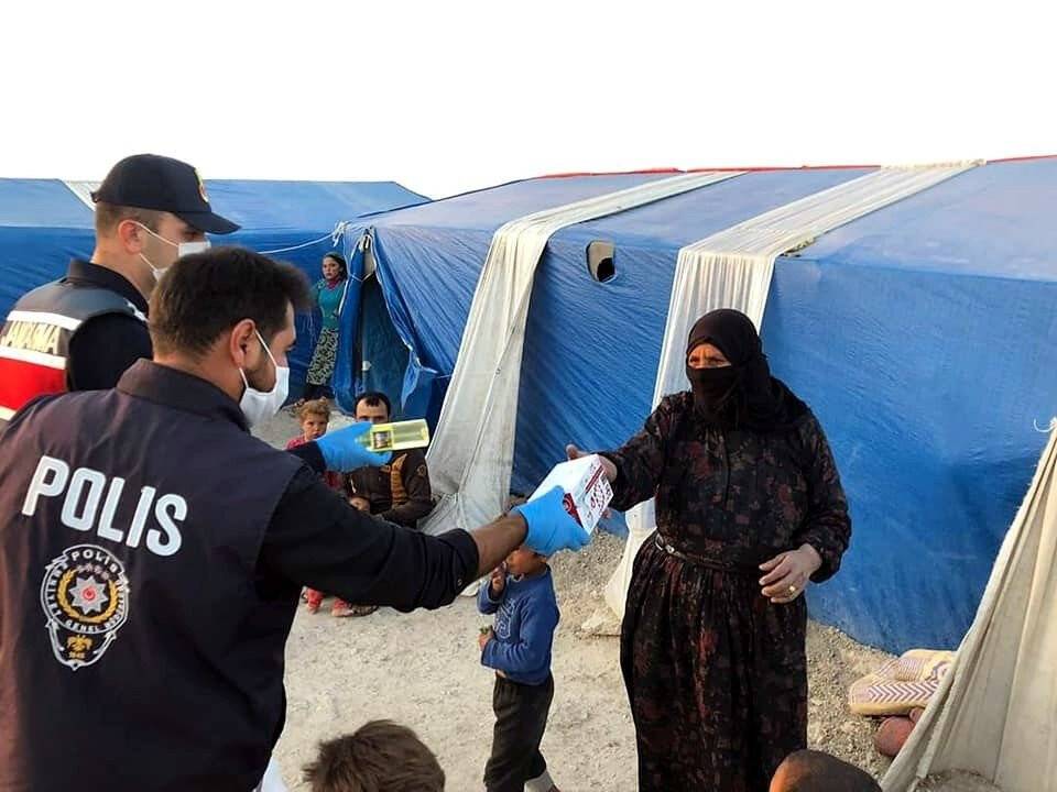 Konya'da tarım işçilerine maske ve dezenfektan