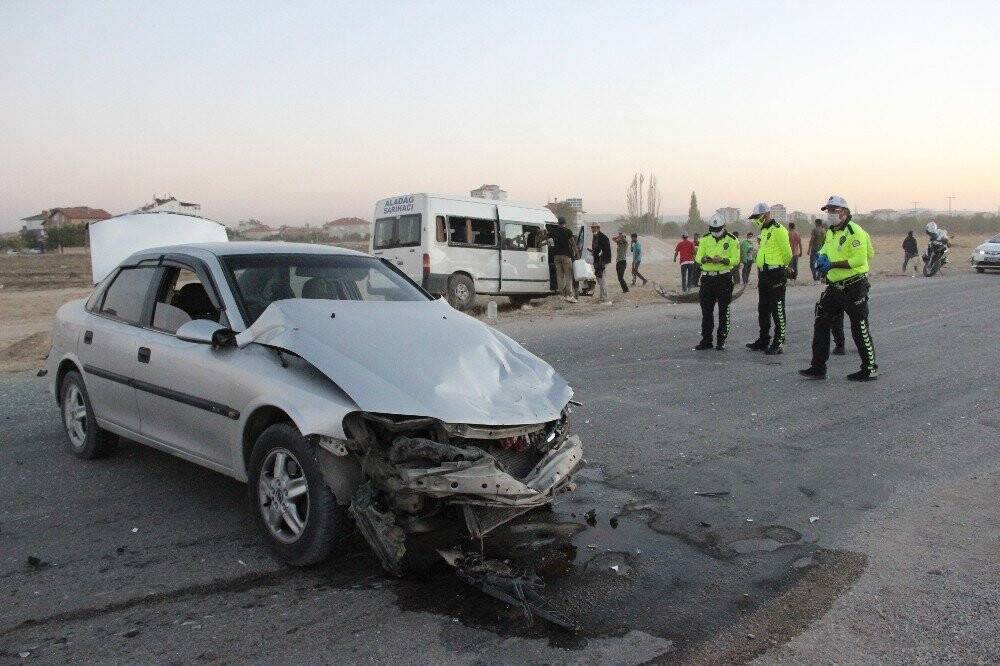 Bozkırlı  tarım işçilerini taşıyan minibüs kaza yaptı: 13 yaralı