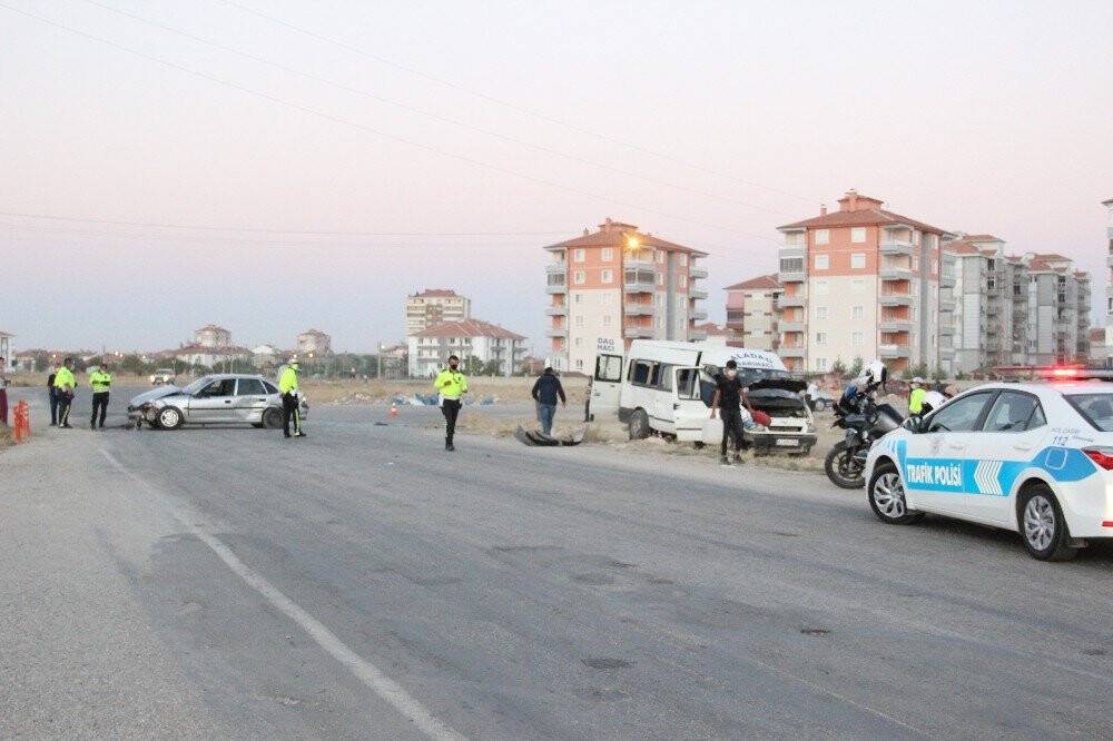 Bozkırlı  tarım işçilerini taşıyan minibüs kaza yaptı: 13 yaralı