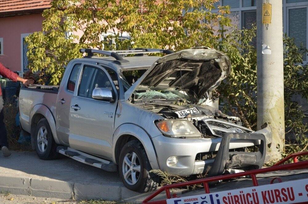 Konya'da kontrolden çıkan kamyonet ağaca çarptı: 1 yaralı