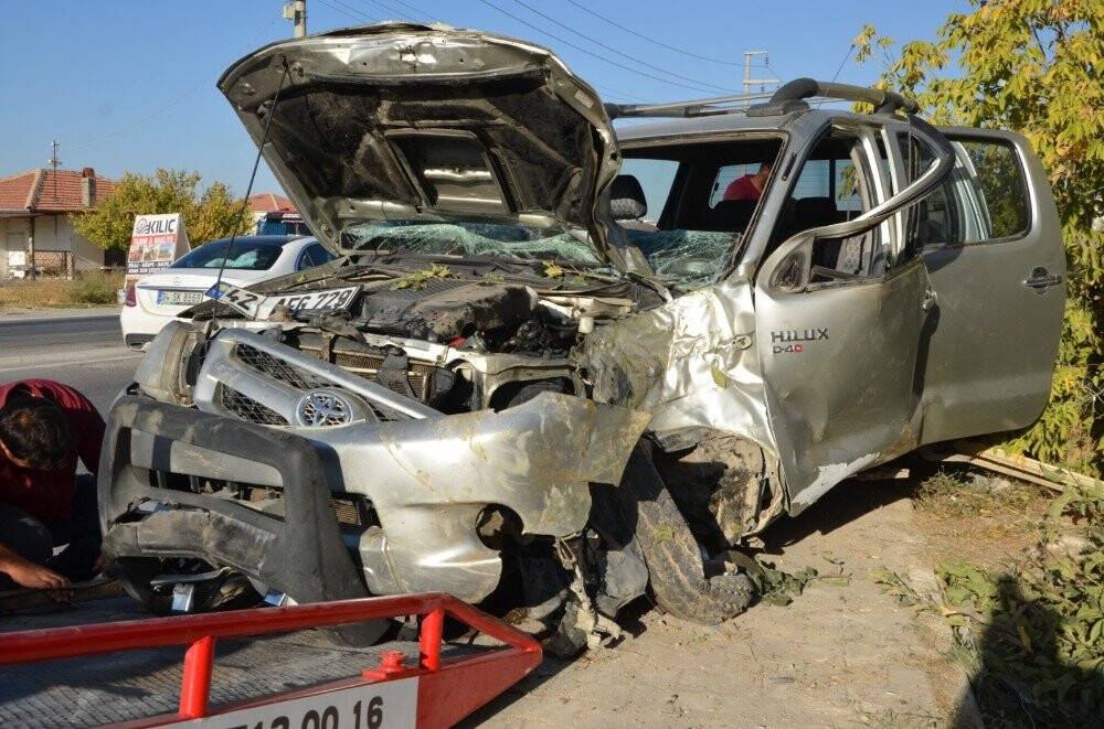 Konya'da kontrolden çıkan kamyonet ağaca çarptı: 1 yaralı