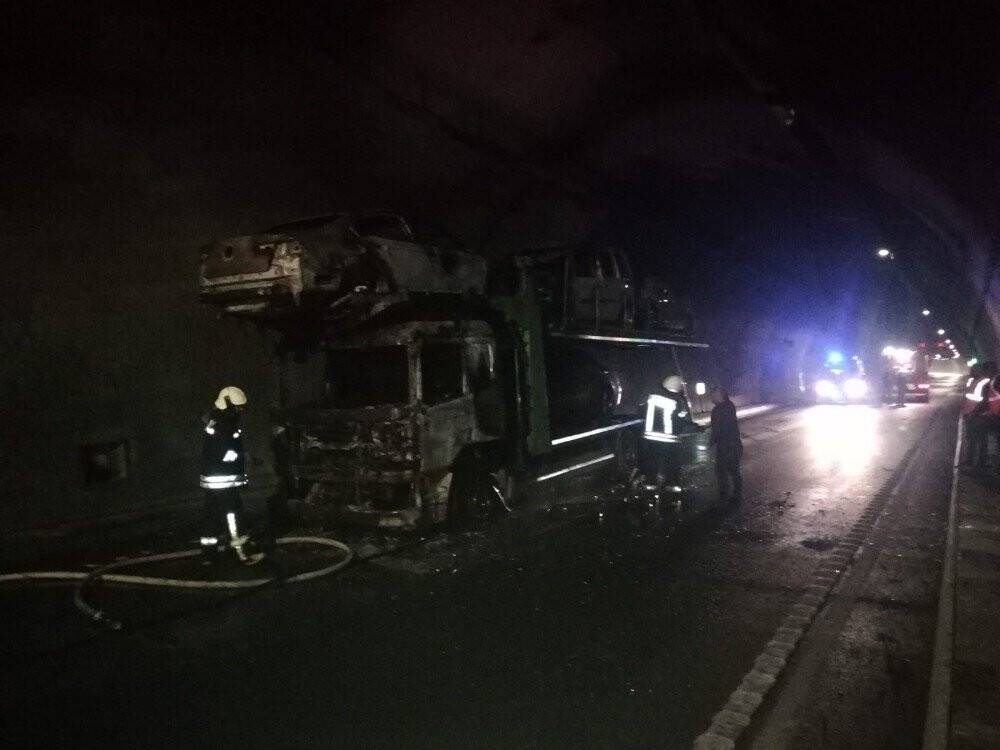 Otomobil yüklü tır tünel'de alev alev yandı
