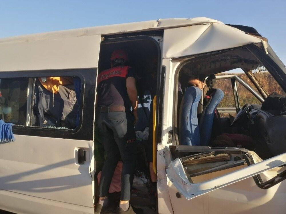 Tarım işçilerini taşıyan minibüs kaza yaptı: 11 yaralı