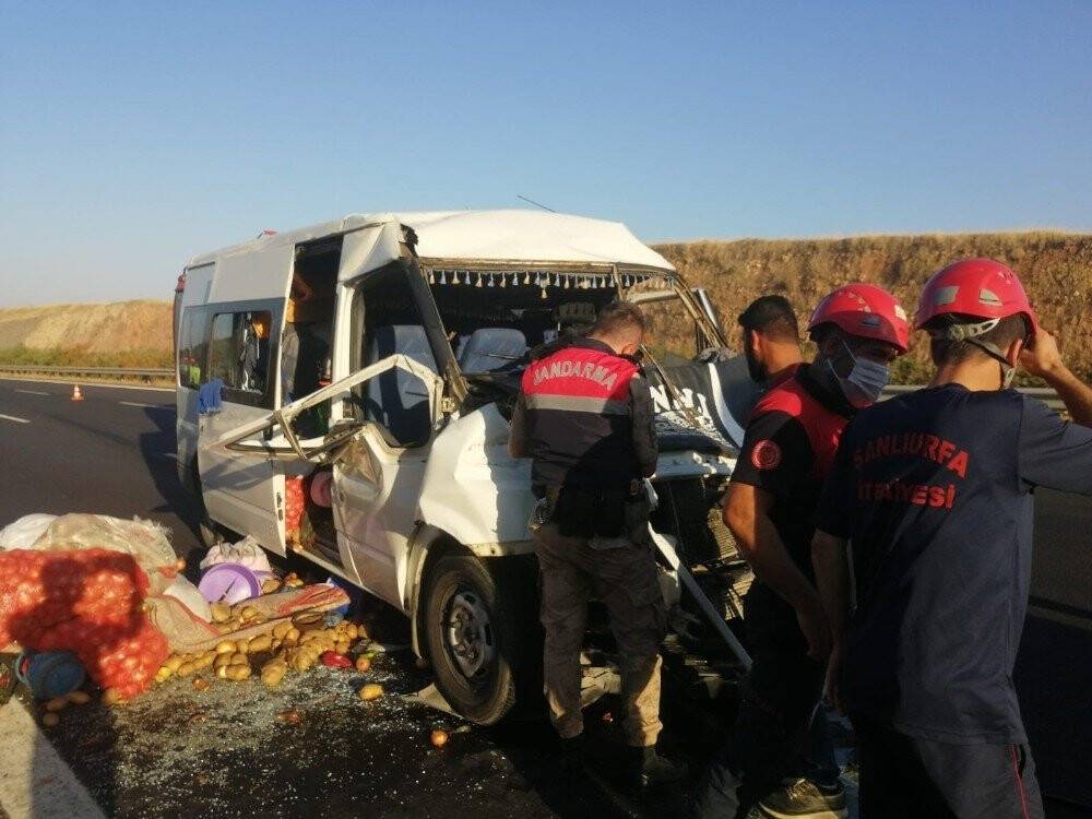 Tarım işçilerini taşıyan minibüs kaza yaptı: 11 yaralı
