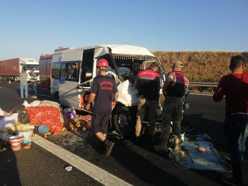 Tarım işçilerini taşıyan minibüs kaza yaptı: 11 yaralı