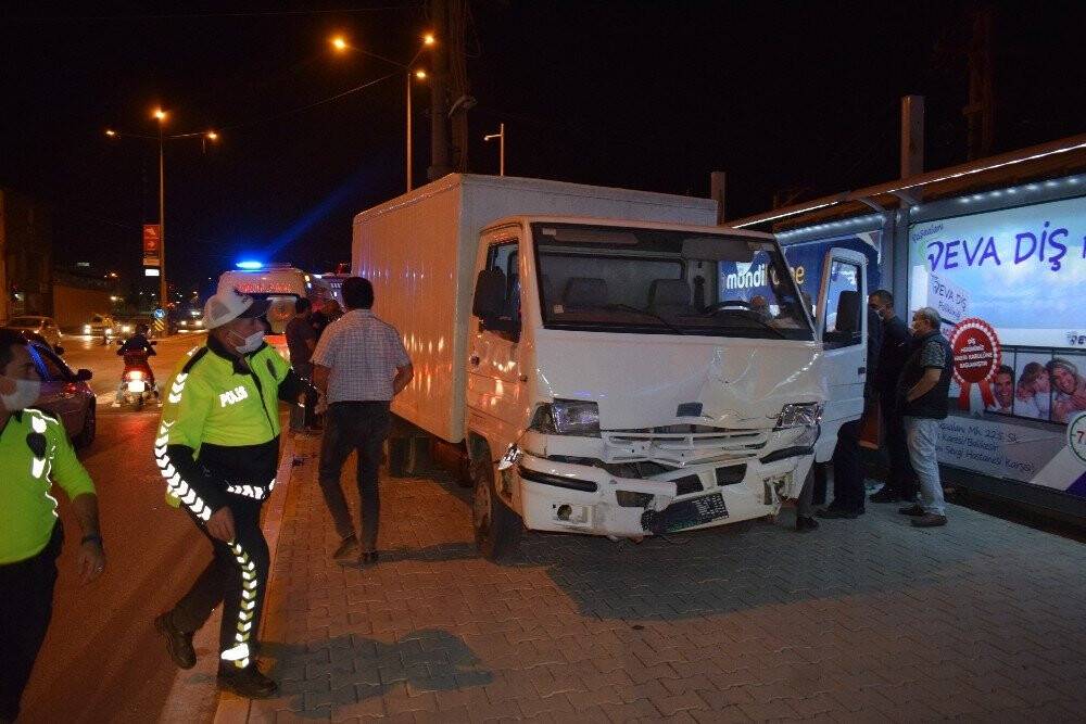 Kamyonet ile otomobil çarpıştı: 5 yaralı