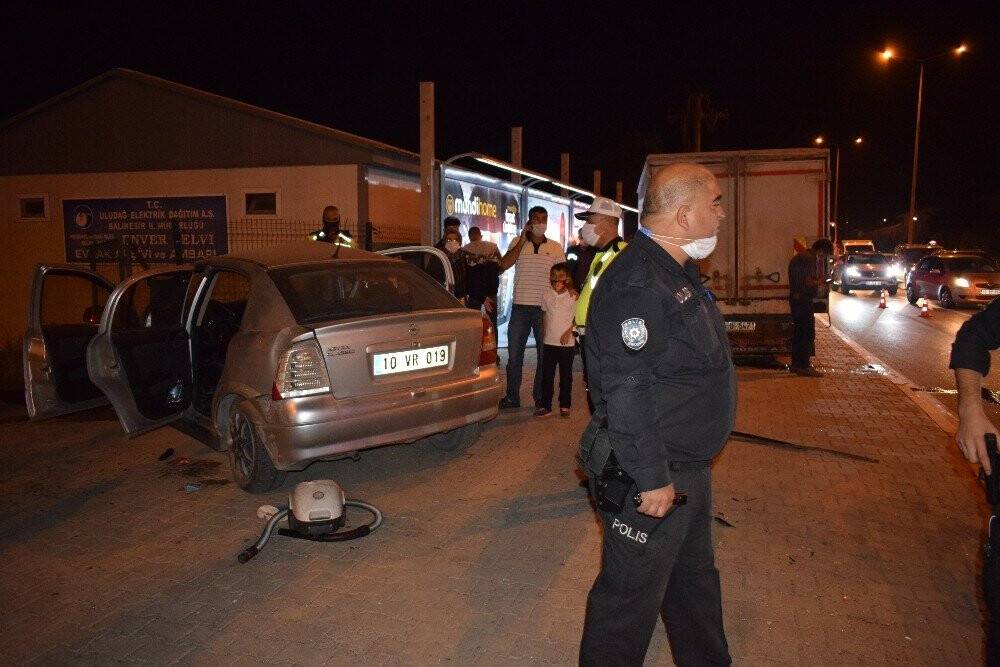 Kamyonet ile otomobil çarpıştı: 5 yaralı
