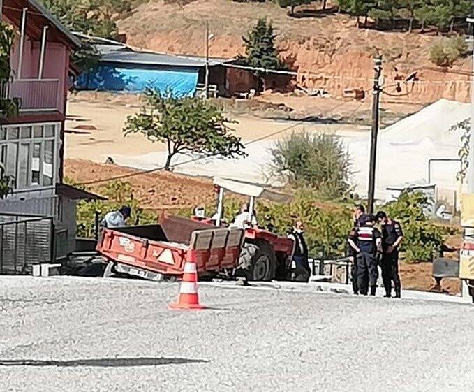 Şeker komasına giren sürücü traktörüyle evin bahçesine daldı