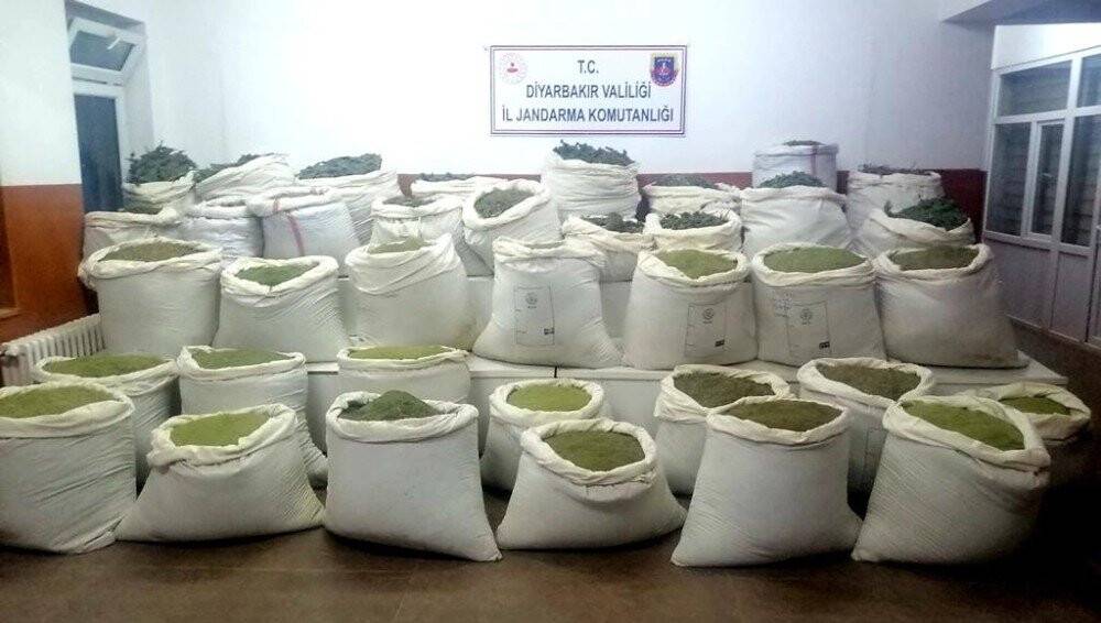 Diyarbakır’da 994 kilo esrar, 247 bin kök kenevir ele geçirildi