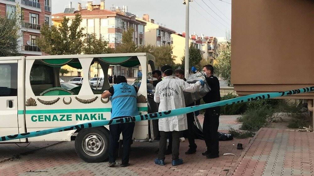 Konya'da feci kaza! Otomobil kaldırımda yürüyen aileye çarptı: 5 yaşındaki çocuk ve babası öldü