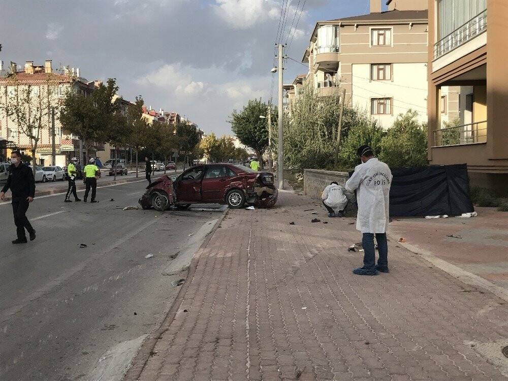 Konya'da feci kaza! Otomobil kaldırımda yürüyen aileye çarptı: 5 yaşındaki çocuk ve babası öldü