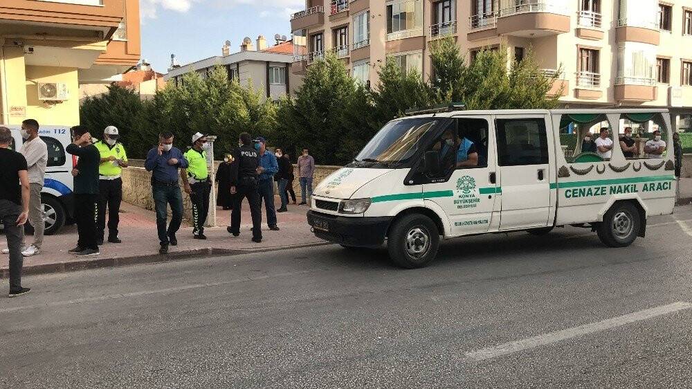 Konya'da feci kaza! Otomobil kaldırımda yürüyen aileye çarptı: 5 yaşındaki çocuk ve babası öldü