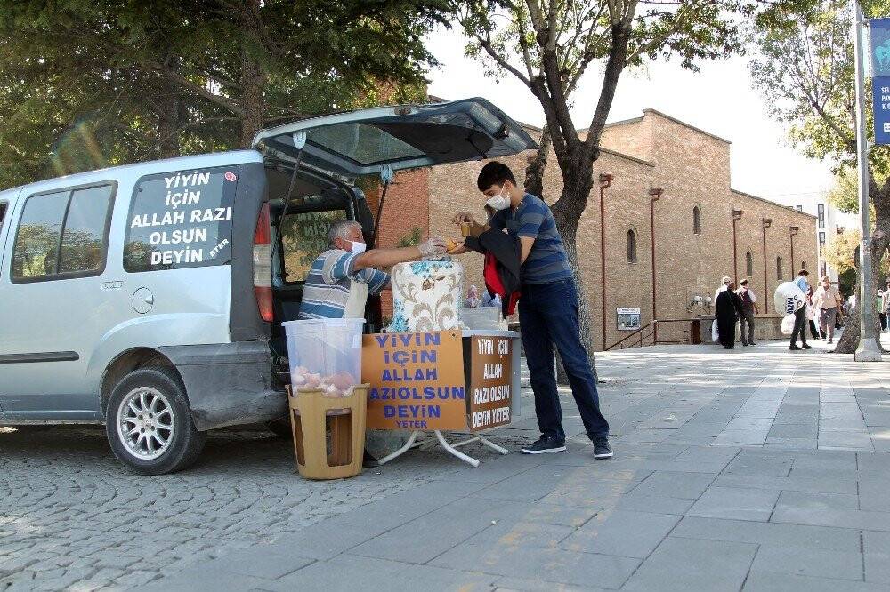 Konya’nın ’çorbacı dayısı’ 3 yıldır hayır dağıtıyor