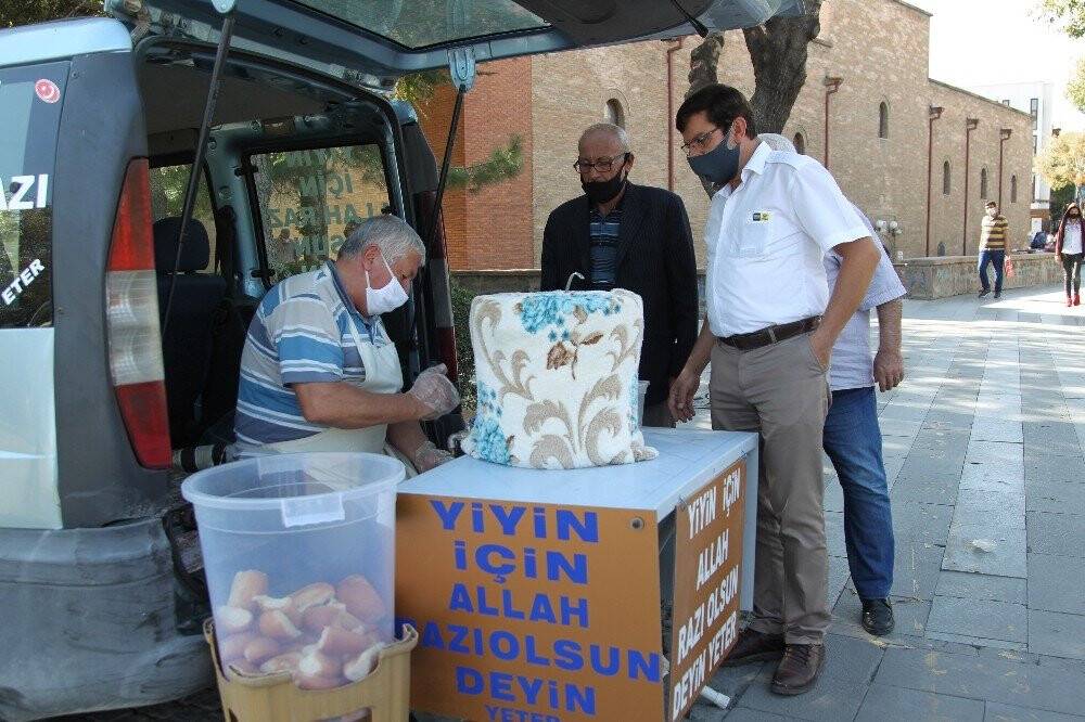 Konya’nın ’çorbacı dayısı’ 3 yıldır hayır dağıtıyor