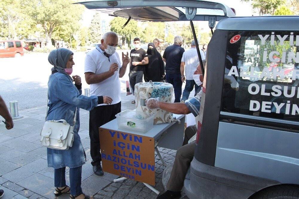Konya’nın ’çorbacı dayısı’ 3 yıldır hayır dağıtıyor
