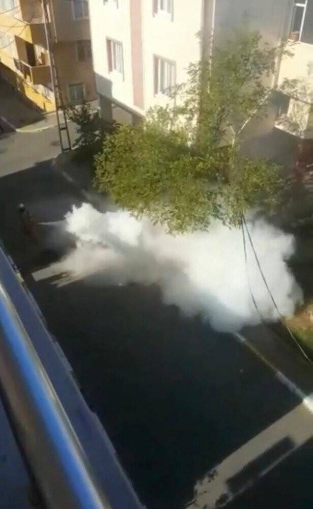 Elektrik kabloları bomba gibi patlayarak alev aldı