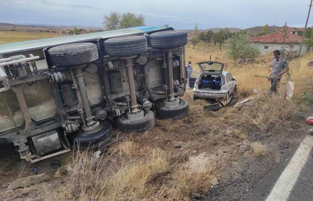 Konya'da trafik kazası! Tır ile otomobil çarpıştı: 2 yaralı