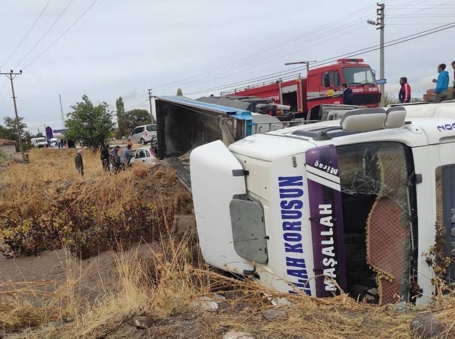 Konya'da trafik kazası! Tır ile otomobil çarpıştı: 2 yaralı