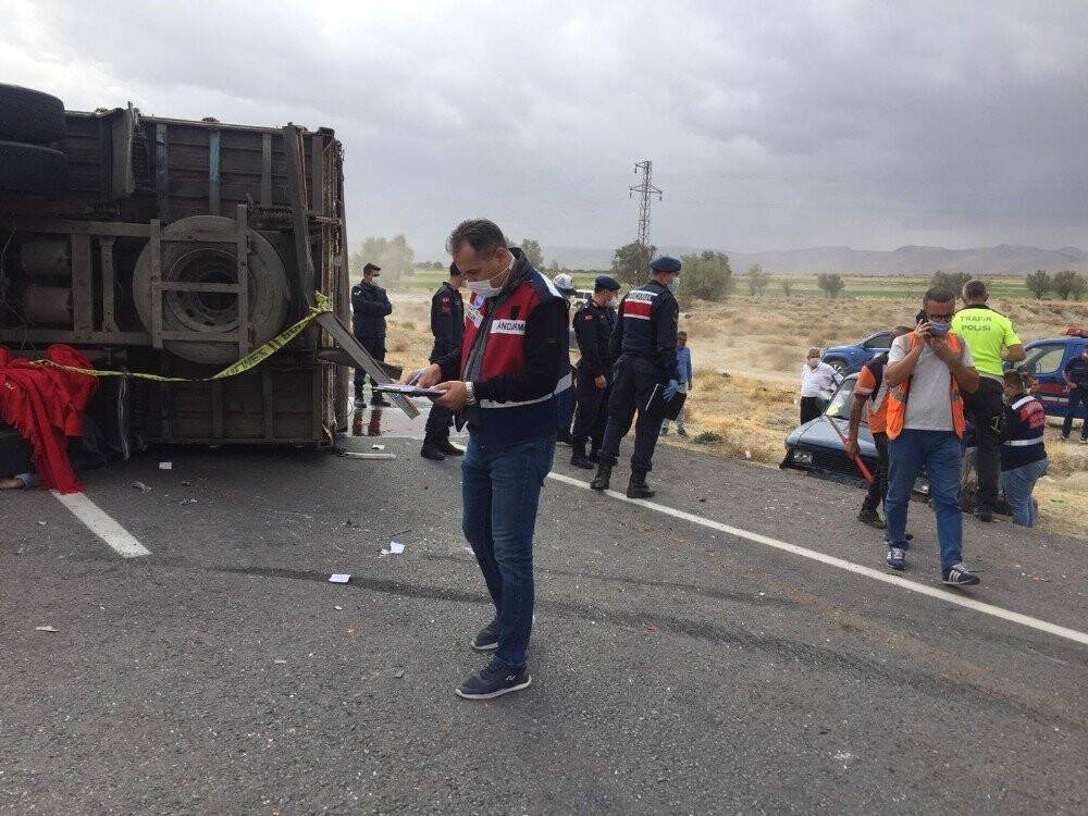 Tırın altında kalan adam hayatını kaybetti