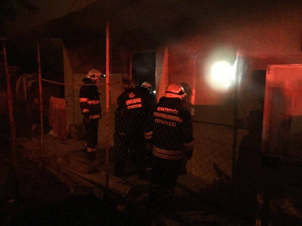 Hayatında renk istediğini söyleyip evini yaktı