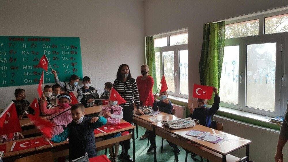 Konya Büyükşehir ASEM’den Kuzey Makedonyalı öğrencilere kırtasiye desteği