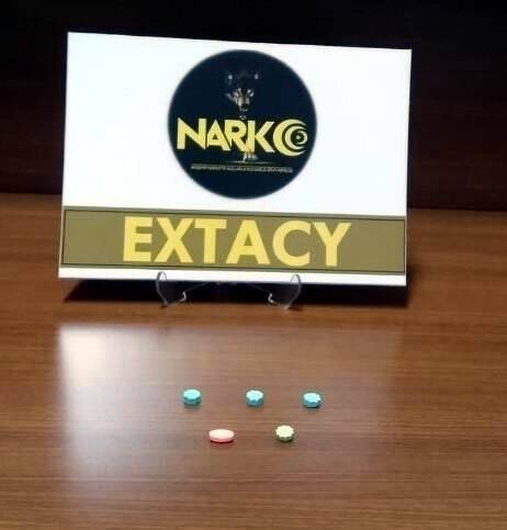 Konya'da akaryakıt istasyonundaki şüpheli araçta uyuşturucu hap ele geçirildi