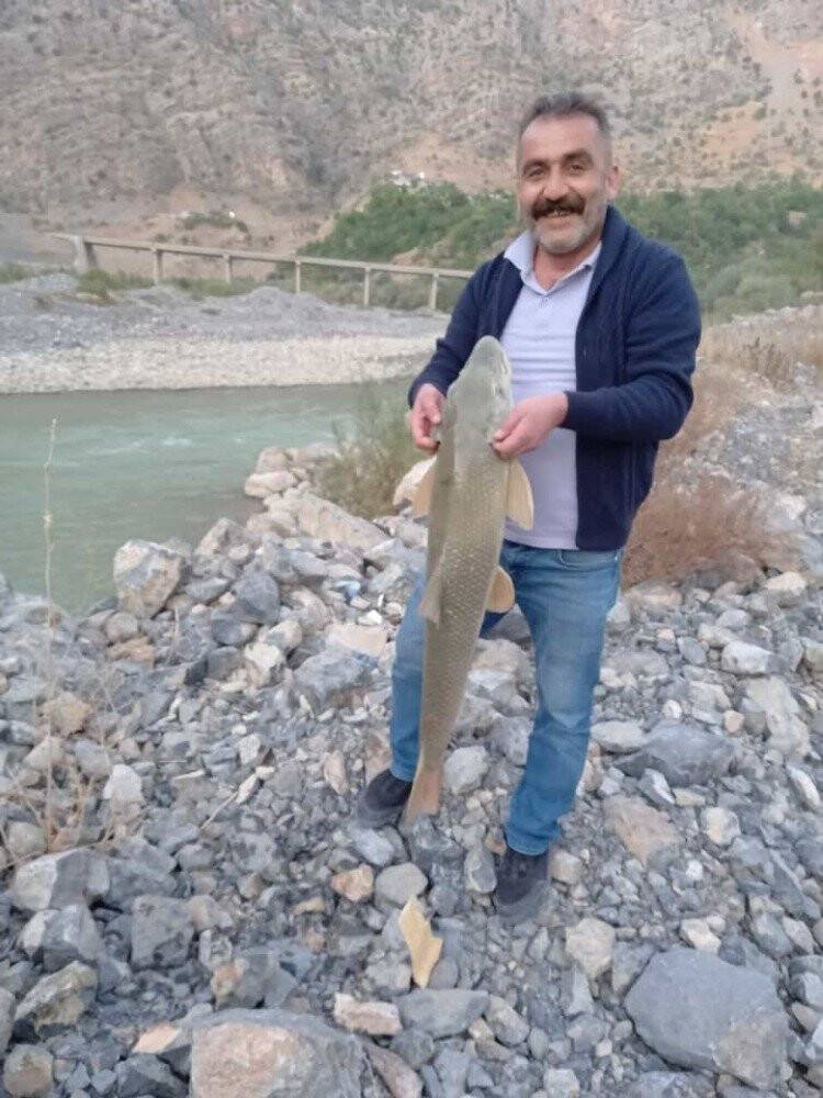 Nehirde yakalanan alabalık görenleri şaşırttı