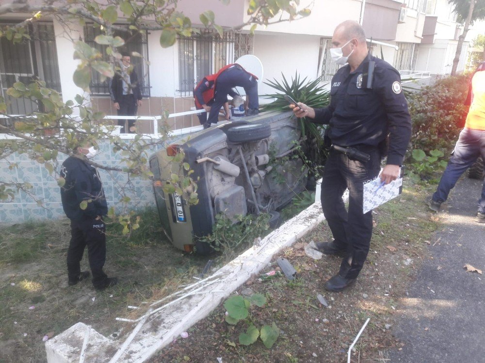 Otomobil manevra yaparken evin bahçesine düştü