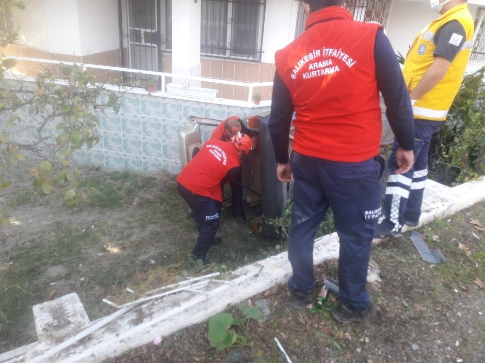 Otomobil manevra yaparken evin bahçesine düştü