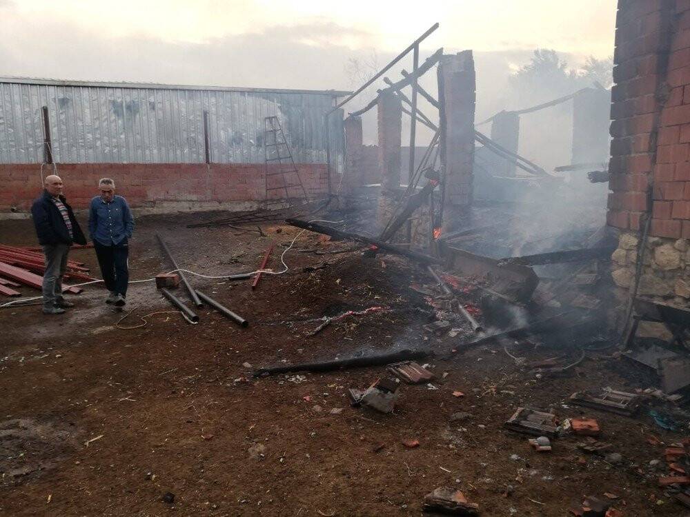 Manisa’da çiftlikte yangın çıktı 800 saman balyası kül oldu