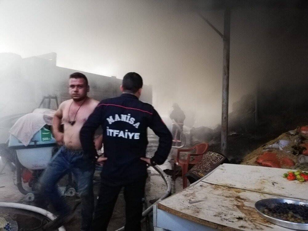 Manisa’da çiftlikte yangın çıktı 800 saman balyası kül oldu