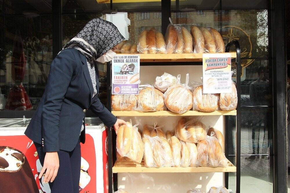 Selçuklu MHP’den askıda ekmek kampanyasına destek