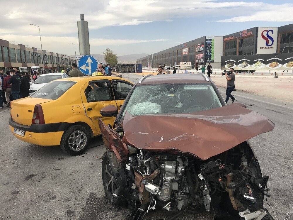 Konya’da kaza! Mısır yüklü tır otomobillere çarpıp devrildi